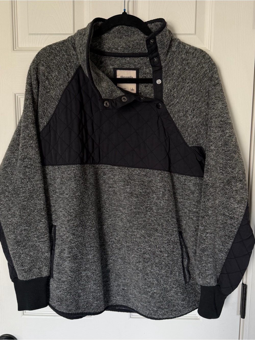 Abercrombie & Fitch
Asymmetrical Snap-Up Fleece Pullover - Large